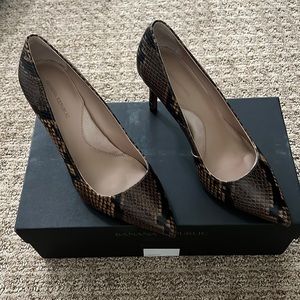 Never worn Banana Republic size 6 pumps